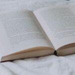 Książka “O zmierzchu” otwarta na łóżku.