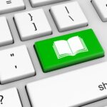 Jak promować książki w Internecie? Na zdjeciu klawaiturą komputerową z klawiszem Enter, który ma symbol książki.